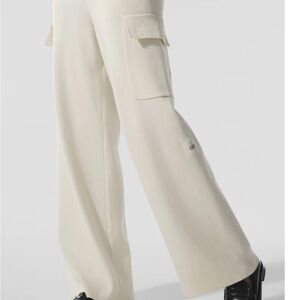 Alo Women's Cream Cargo Pants